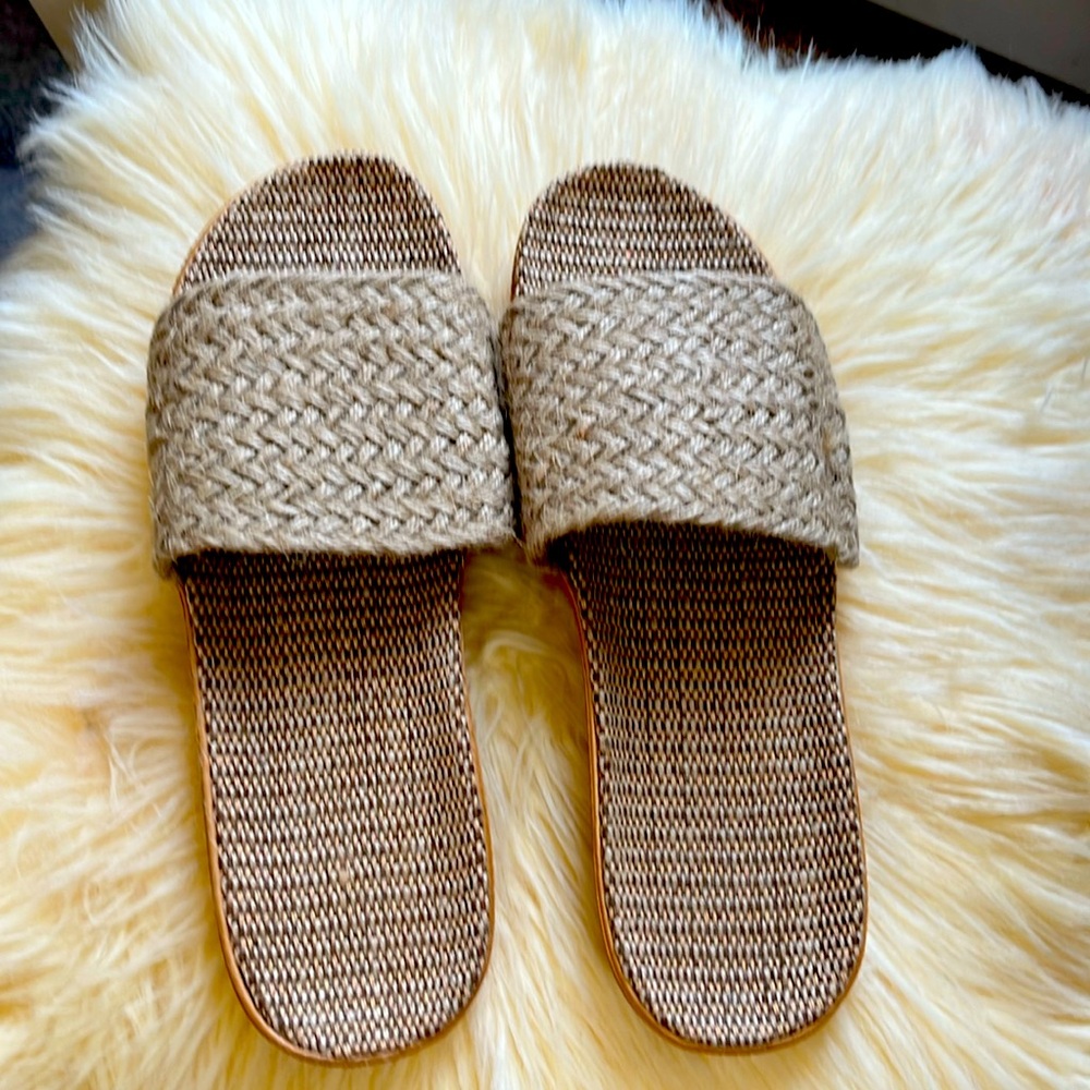 Really cute nwot sz 9 slip on sandals beige rattan